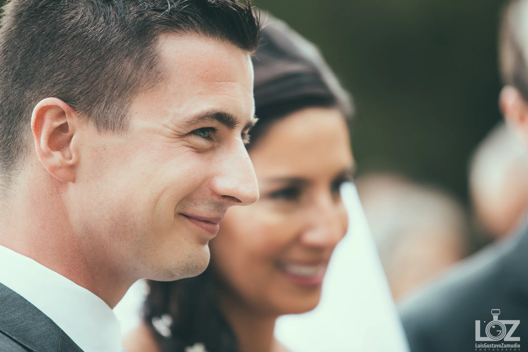 Sonrisa de los novios durante la ceremonia de matrimonio, primer plano documental