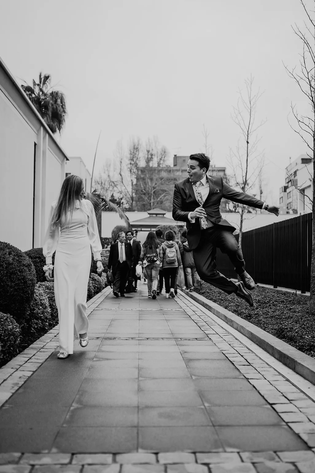Novio saltando de alegría camino a la ceremonia, blanco y negro documental